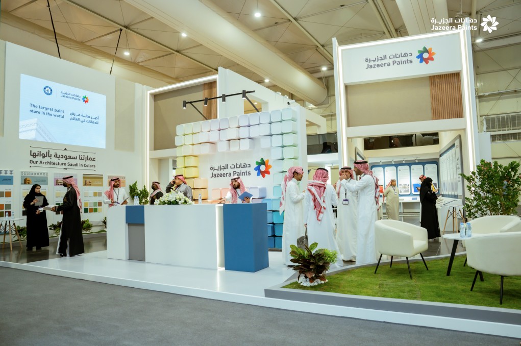 جناح دهانات الجزيرة في معرض مهني يعرض هوية العلامة وجدار الألوان