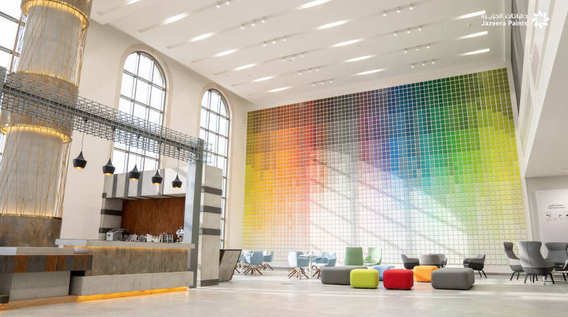 جدار عينات ألوان واسع في صالة عرض دهانات الجزيرة